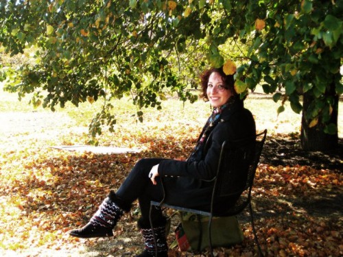 Isabelle Rizo sitting on a chair under a tree